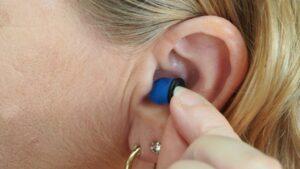 Assorbimento acustico-con tappi per le orecchie-300x169