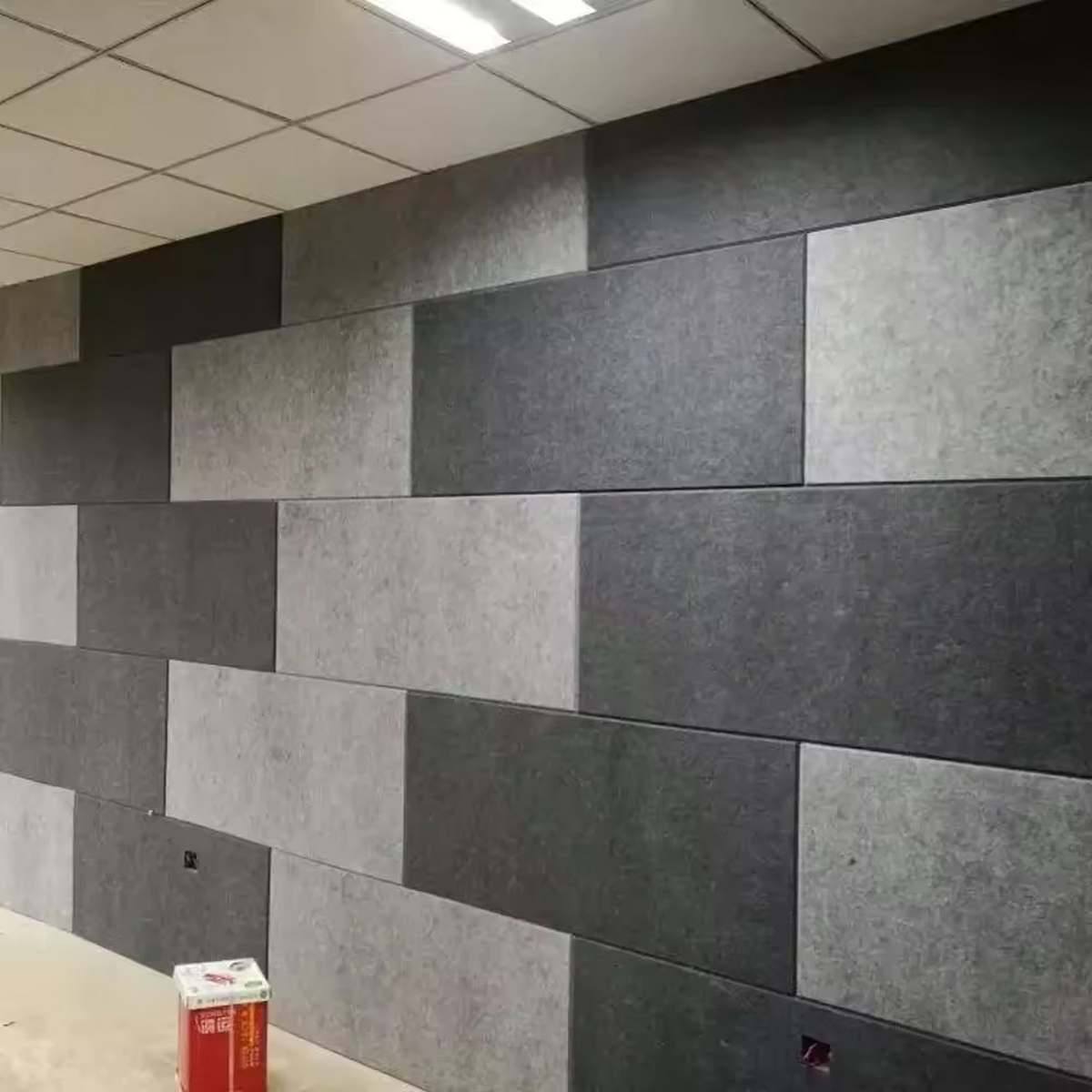 Bilnora 120x60x2,5 cm in una sala podcast, con pannelli disposti in modo regolare dietro la zona microfoni
