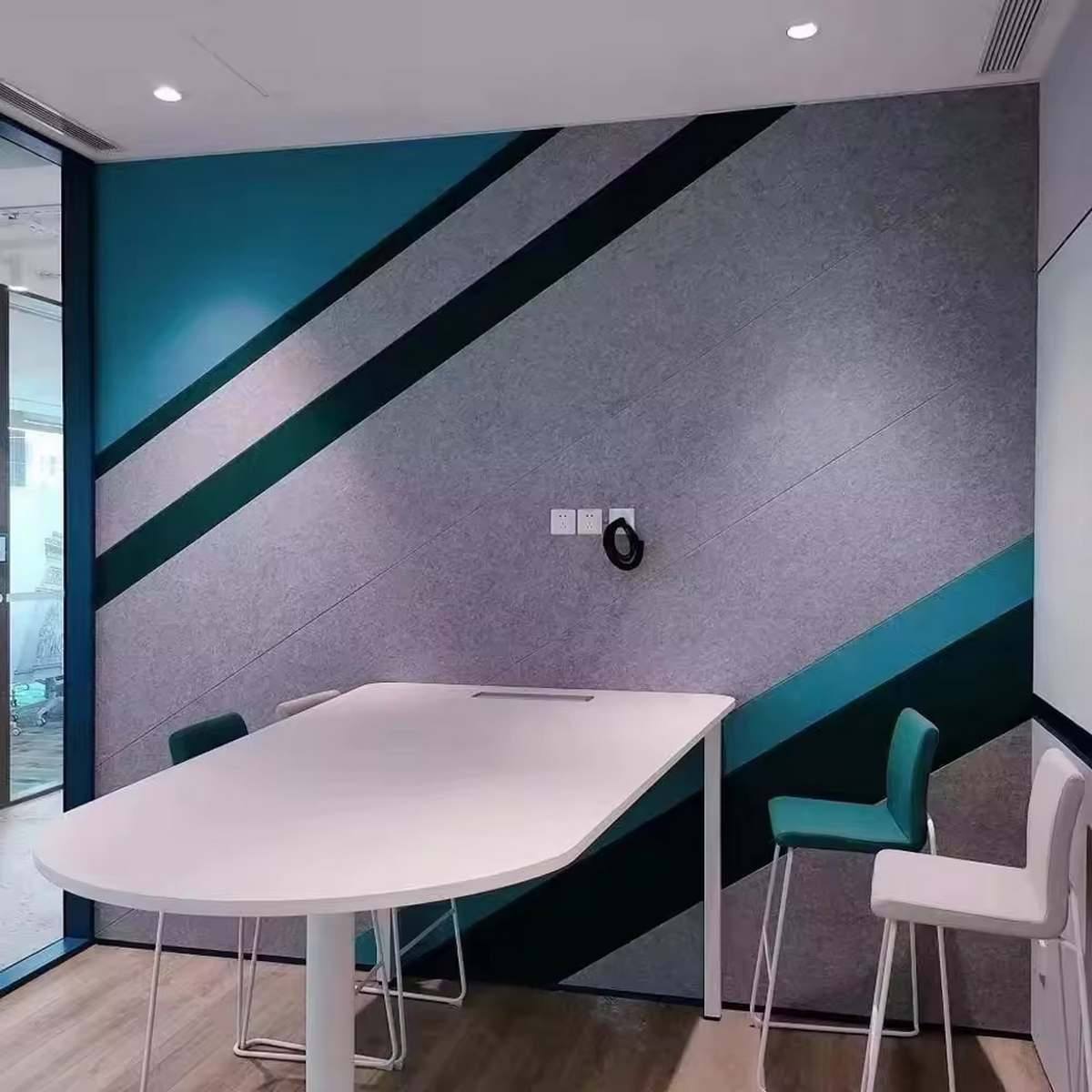 Bilnora in feltro extra denso in una sala riunioni moderna, con pannelli disposti in verticale per dare ritmo alla parete