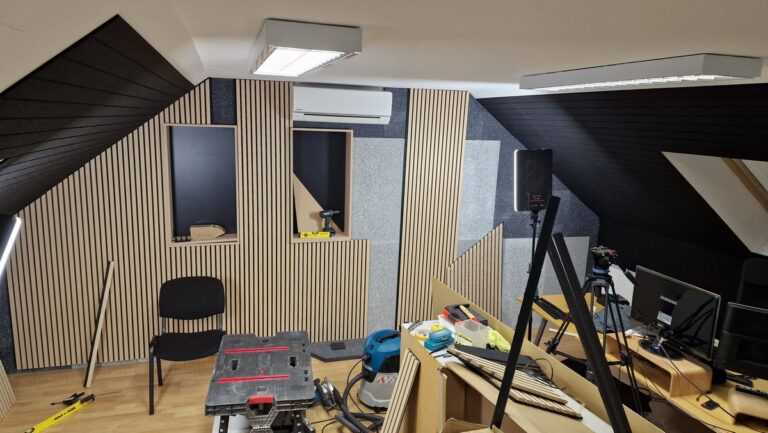Combinare l'insonorizzazione con materiali fonoassorbenti in uno studio di podcast.