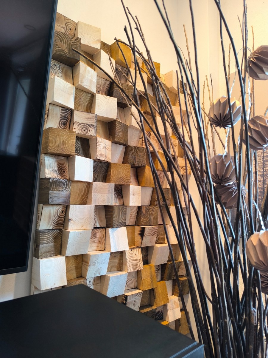 Cubo obliquo in una sala home cinema con parete tecnica e scenografica