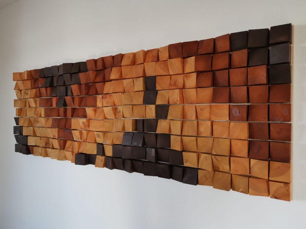 Diffusore a cubo obliquo dietro un impianto audio elegante e minimale