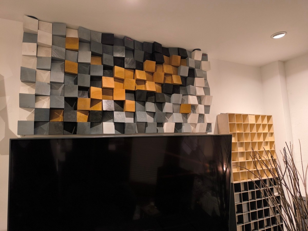 Diffusore a cubo obliquo in una zona TV dal look contemporaneo