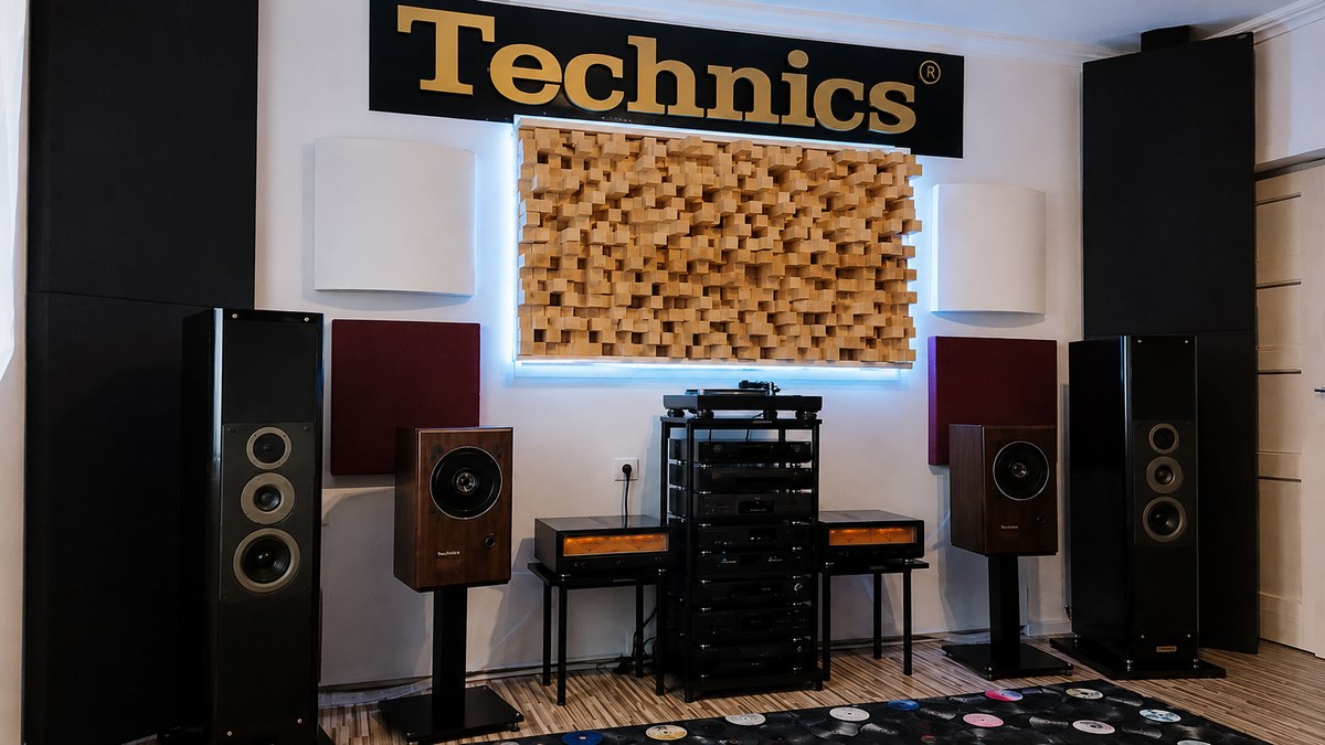Diffusori Skyline in una sala dedicata al vinile, tra giradischi, scaffali di LP e illuminazione calda