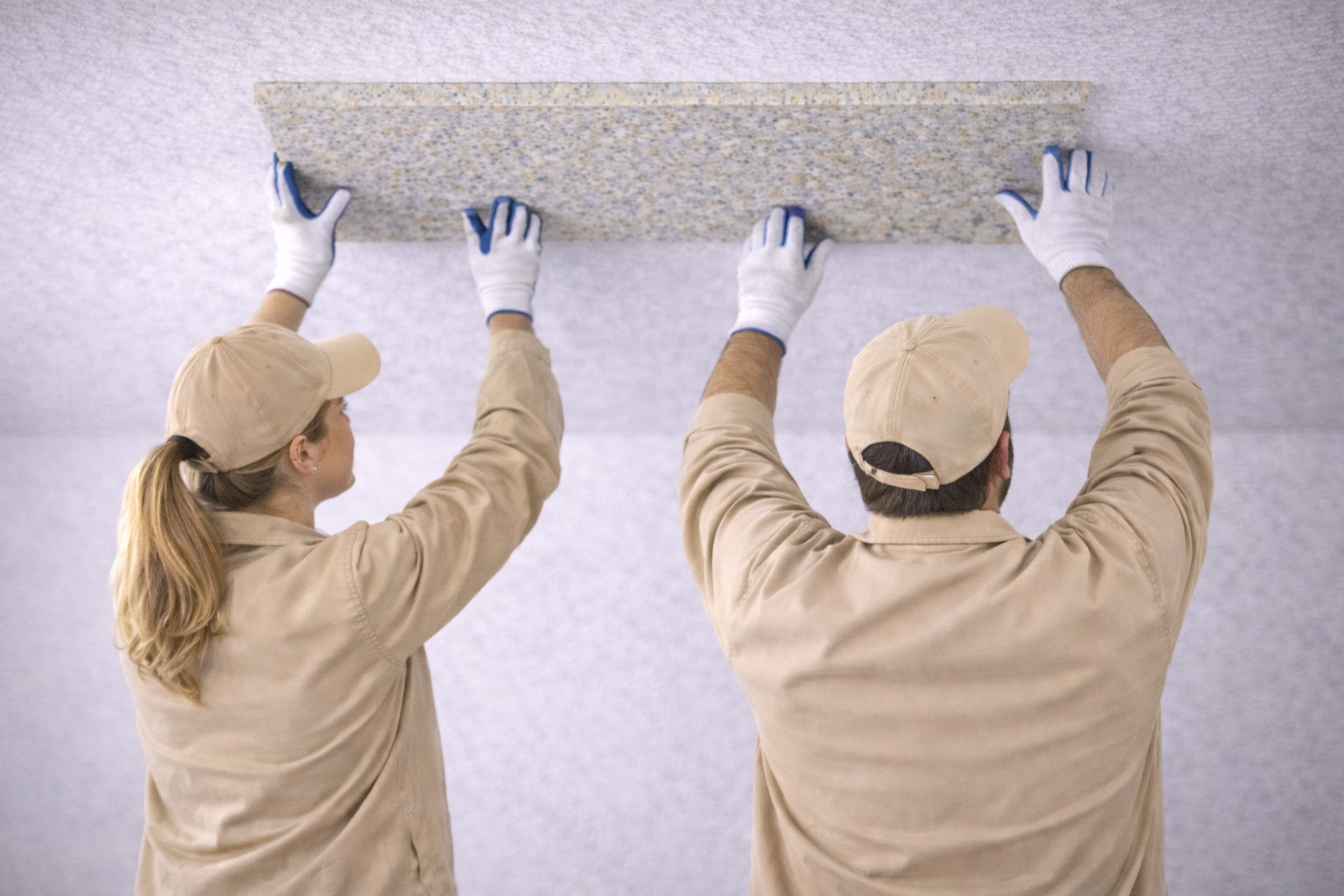 Elitexa 100x50x2 cm in fase di installazione su un soffitto ancora incompleto