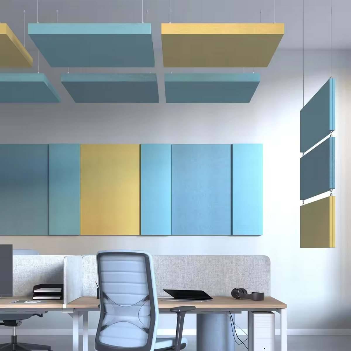 Pannelli fonoassorbenti uffici blu e gialli su pareti e soffitto