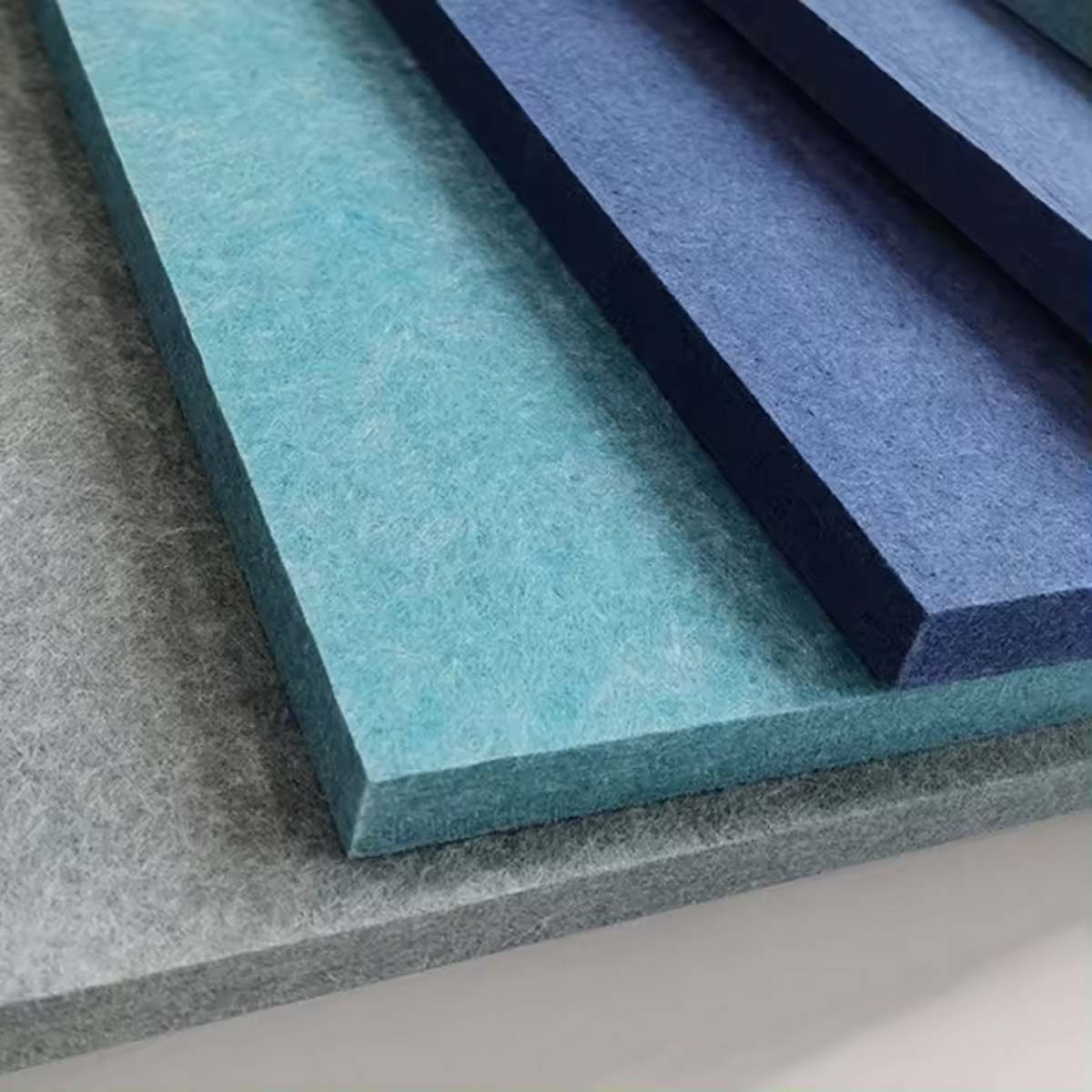 Insonorizzazione del soffitto con pannelli di diversi colori