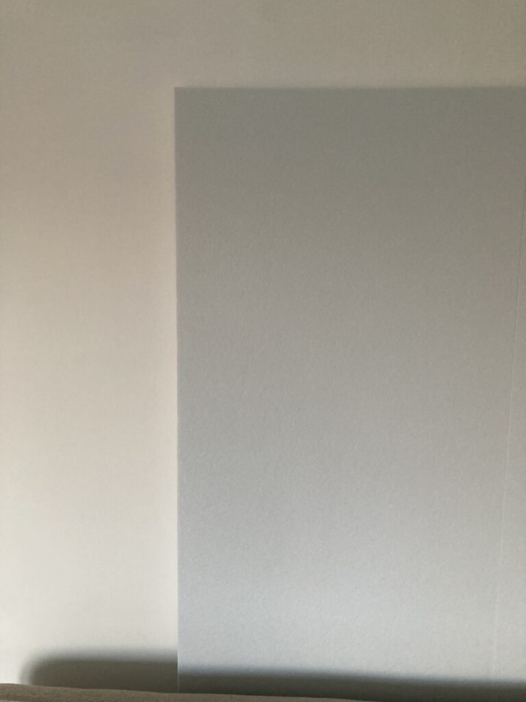 Pannelli Bilnora 120x60x2,5 cm in una camera da letto, utilizzati dietro il letto come rivestimento decorativo e funzionale