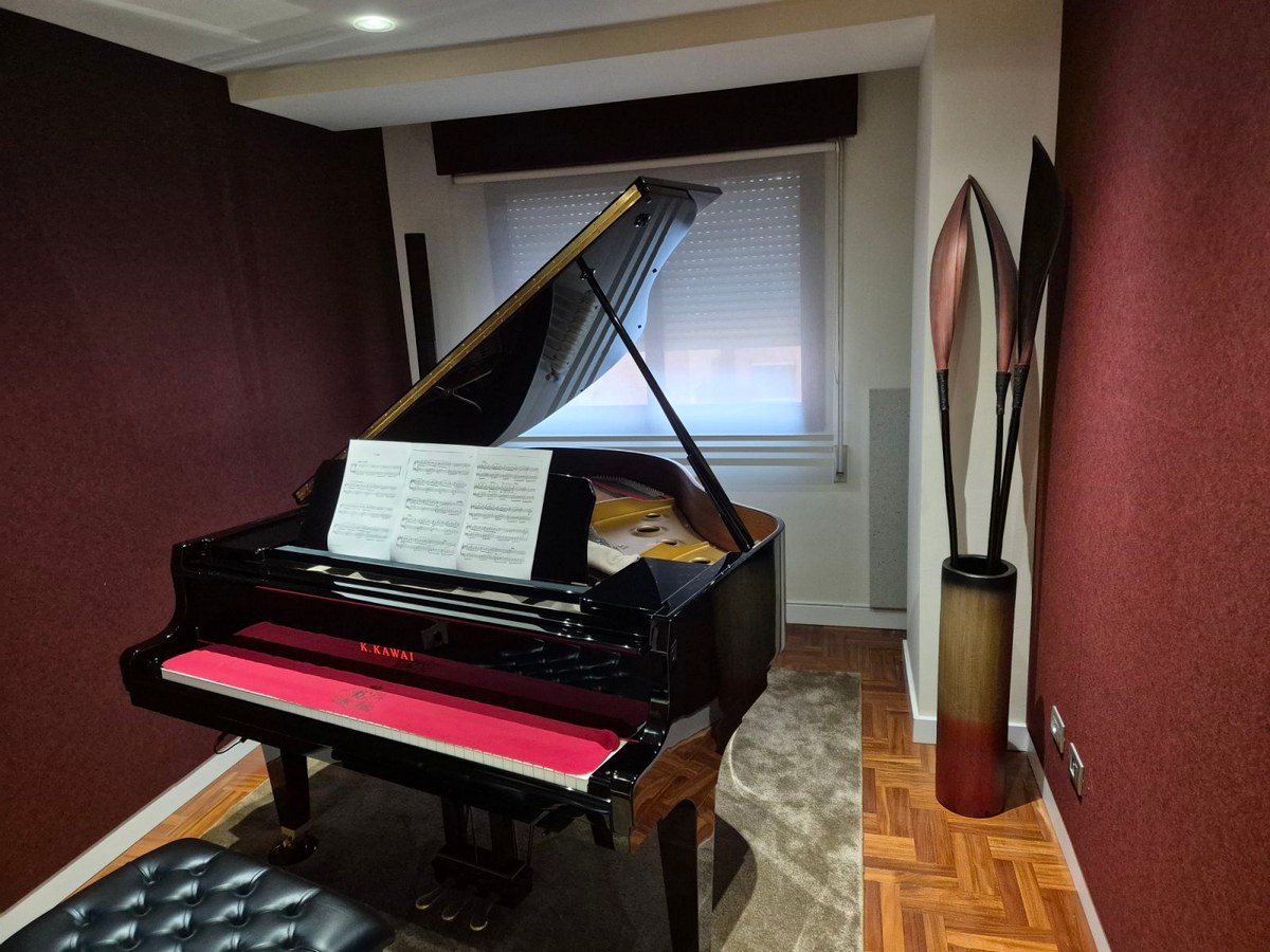 Pannelli Bilnora in feltro extra denso 120x60x2,5 cm in una stanza con pianoforte, integrati con eleganza nella parete dietro lo