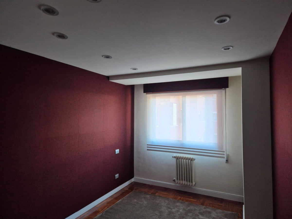 Pannelli Bilnora in una stanza gaming, combinati con illuminazione indiretta e una postazione dal design essenziale