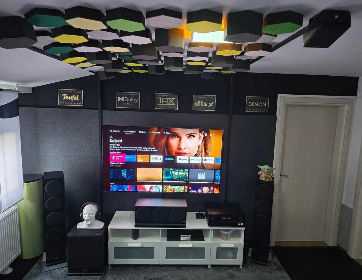 Pannelli acustici Bilnora in una stanza TV, con una disposizione pulita e lineare accanto all’arredo principale