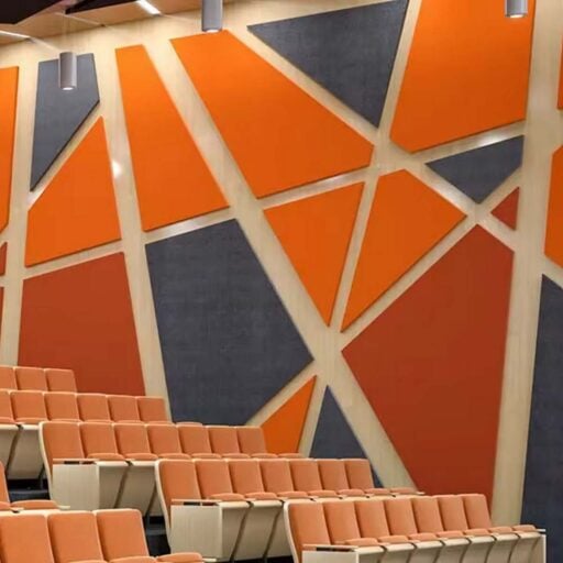 Pannelli acustici colorati in un corridoio per un'acustica ottimale