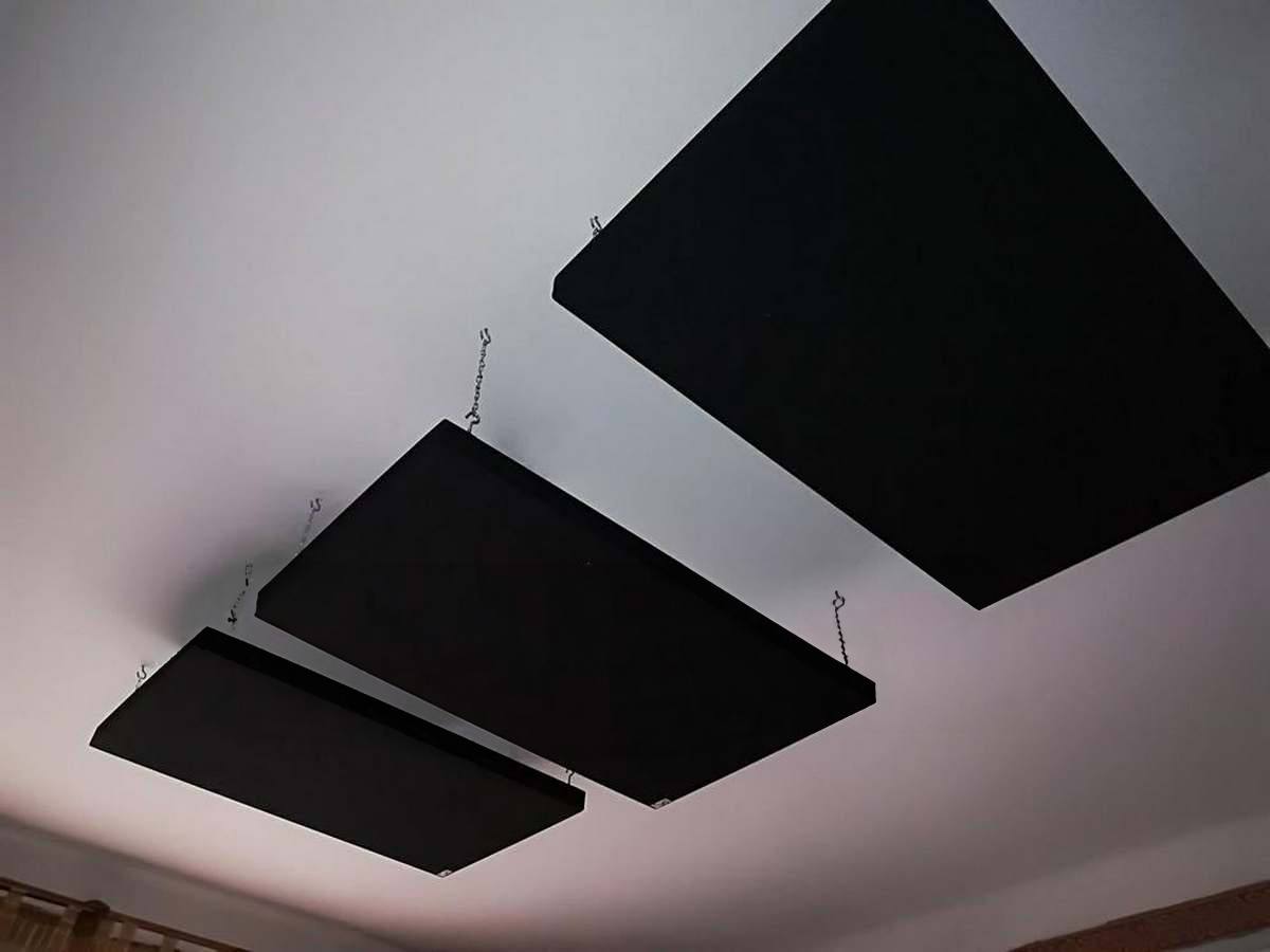Pannelli fonoassorbenti sospesi per isolamento acustico del soffitto