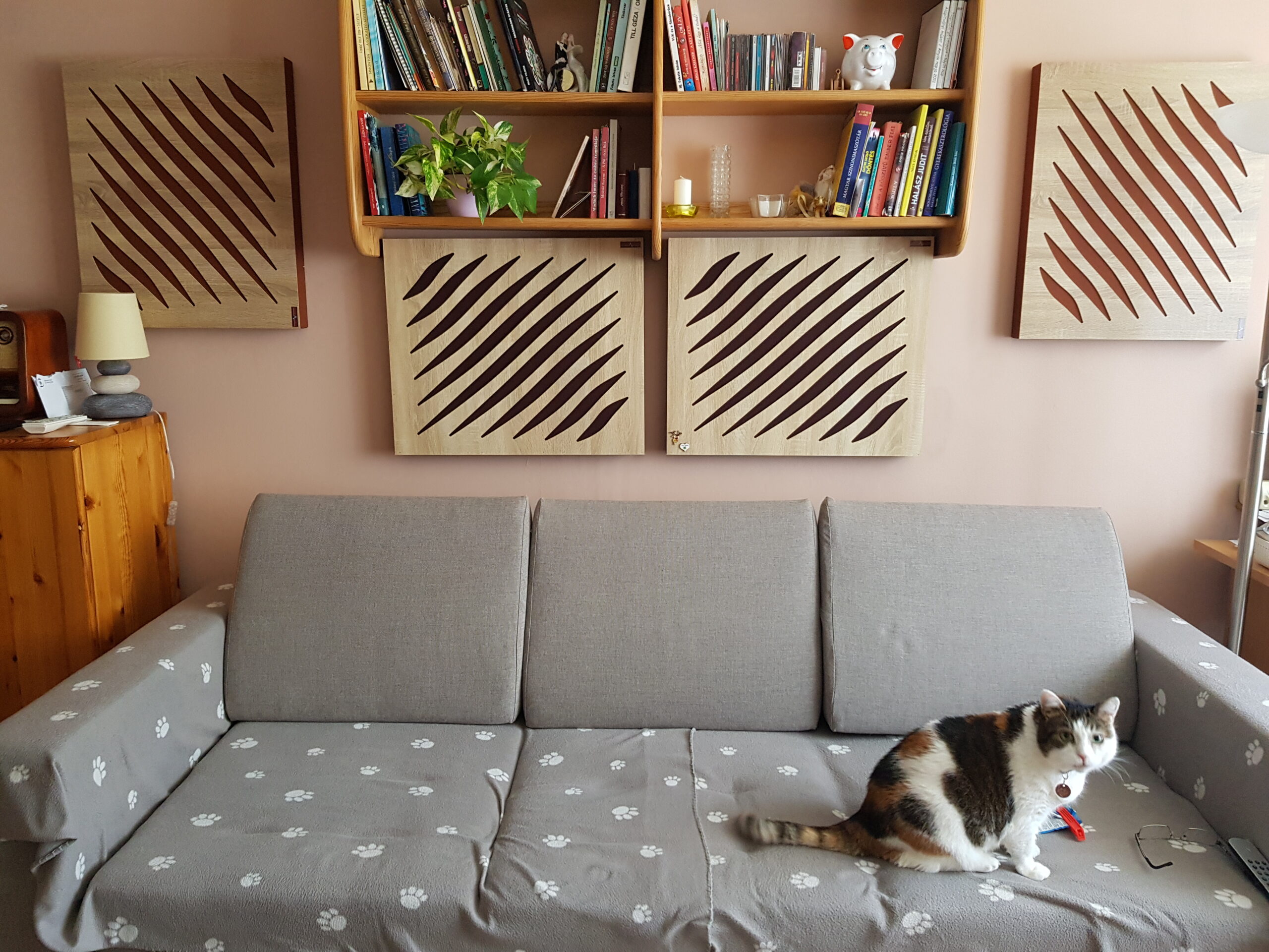 Pannello Decorativo Varnour con Diffusore in un soggiorno moderno con parete elegante e materica