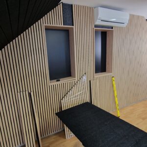 Pannello Elitexa combinato con rivestimento in MDF per una parete tecnica ordinata Pannello Elitexa combinato con rivestimento in MDF per una parete tecnica ordinata