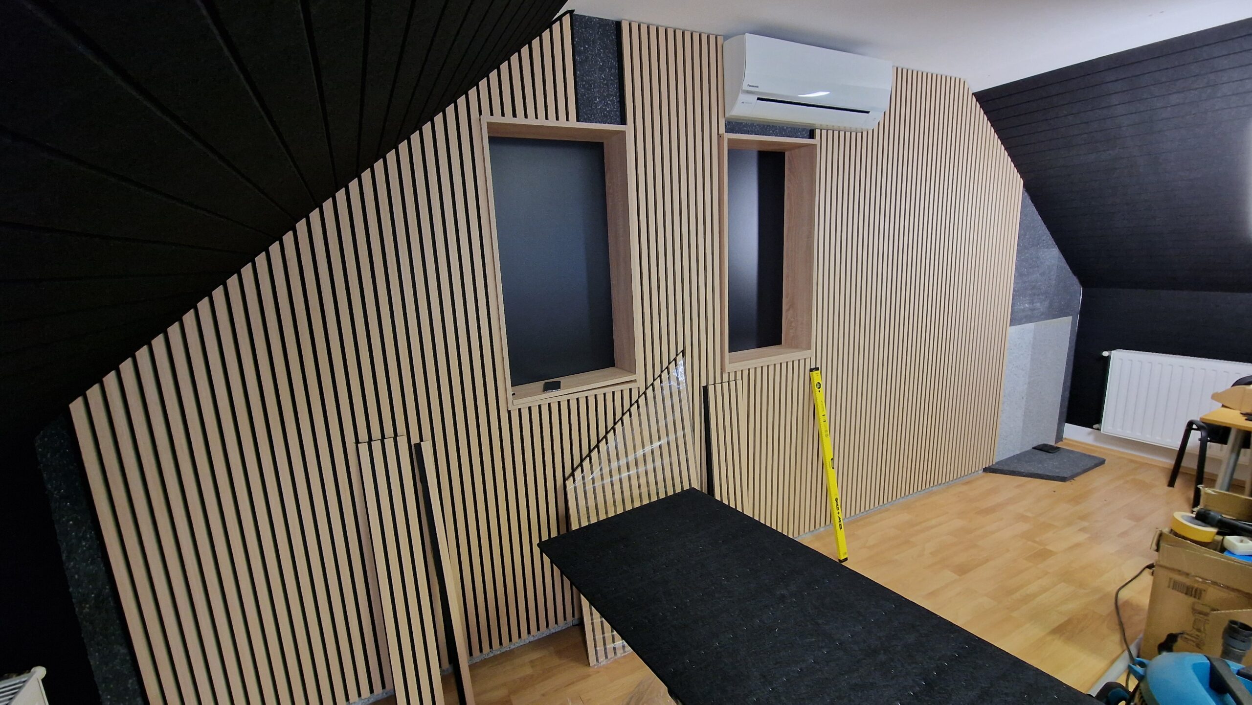 Pannello Elitexa combinato con rivestimento in MDF per una parete tecnica ordinata