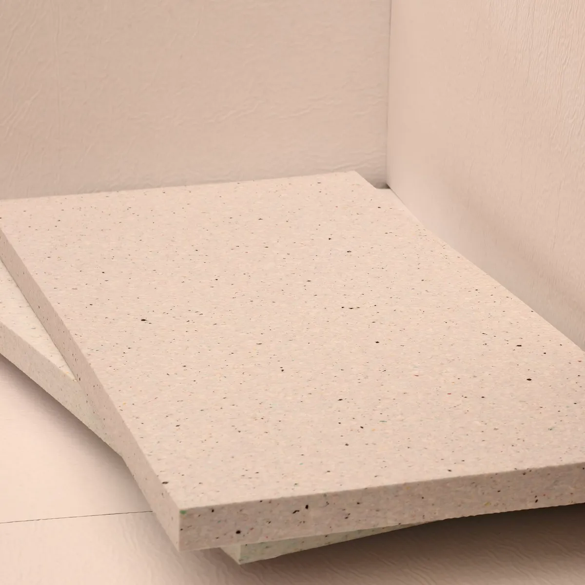 Pannello Elitexa naturale sopra un divano in un soggiorno con soffitto alto