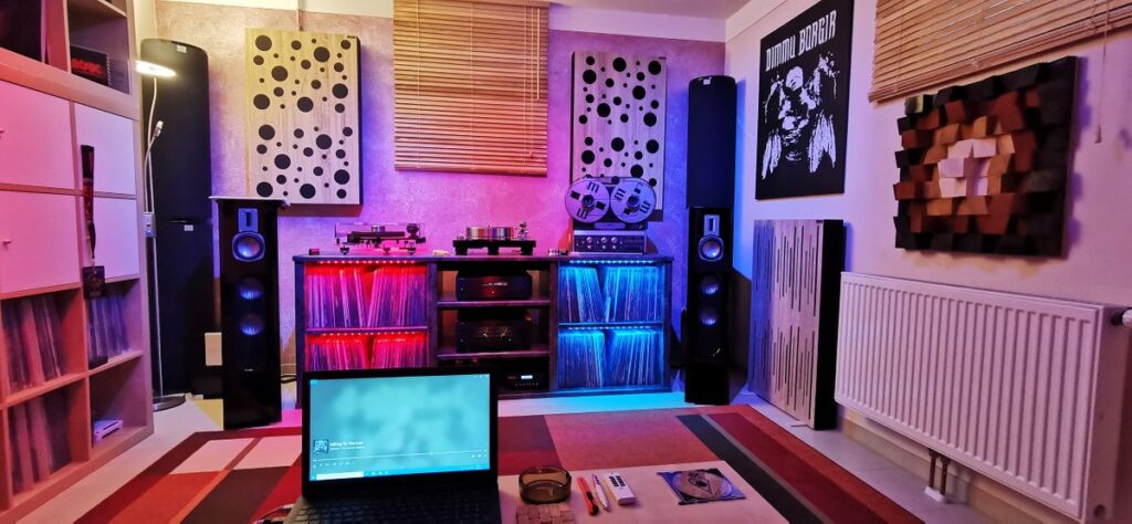 Pannello a cubo obliquo in una sala hi-fi con parete dal forte carattere
