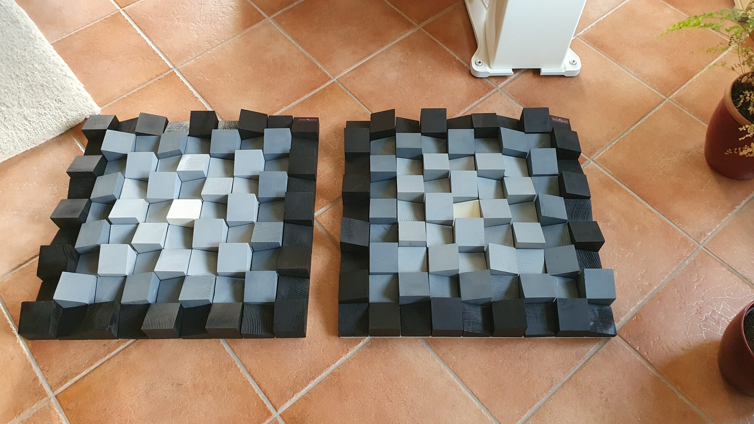 Pannello a cubo obliquo in uno studio con computer e monitor audio