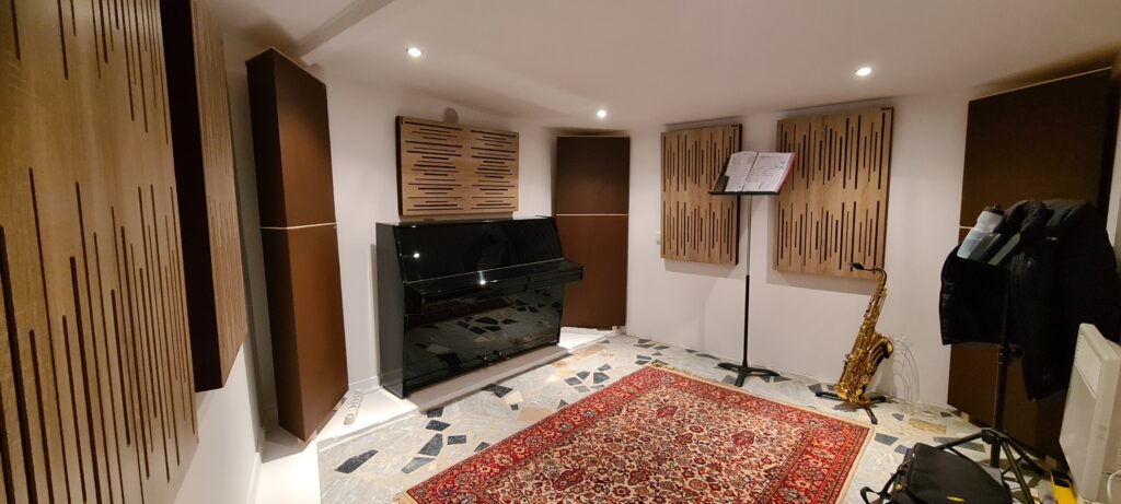 Pannello acustico Varnour in una stanza con pianoforte, integrato come elemento tecnico e decorativo