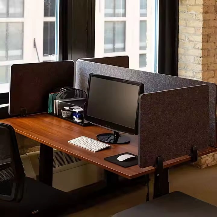 Pannello acustico laterale utilizzato sulla scrivania dell'ufficio domestico