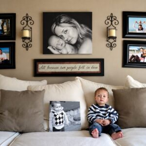 Pannello acustico personalizzato con immagine di famiglia, inserito in una zona living calda e accogliente Pannello acustico personalizzato con immagine di famiglia, inserito in una zona living calda e accogliente
