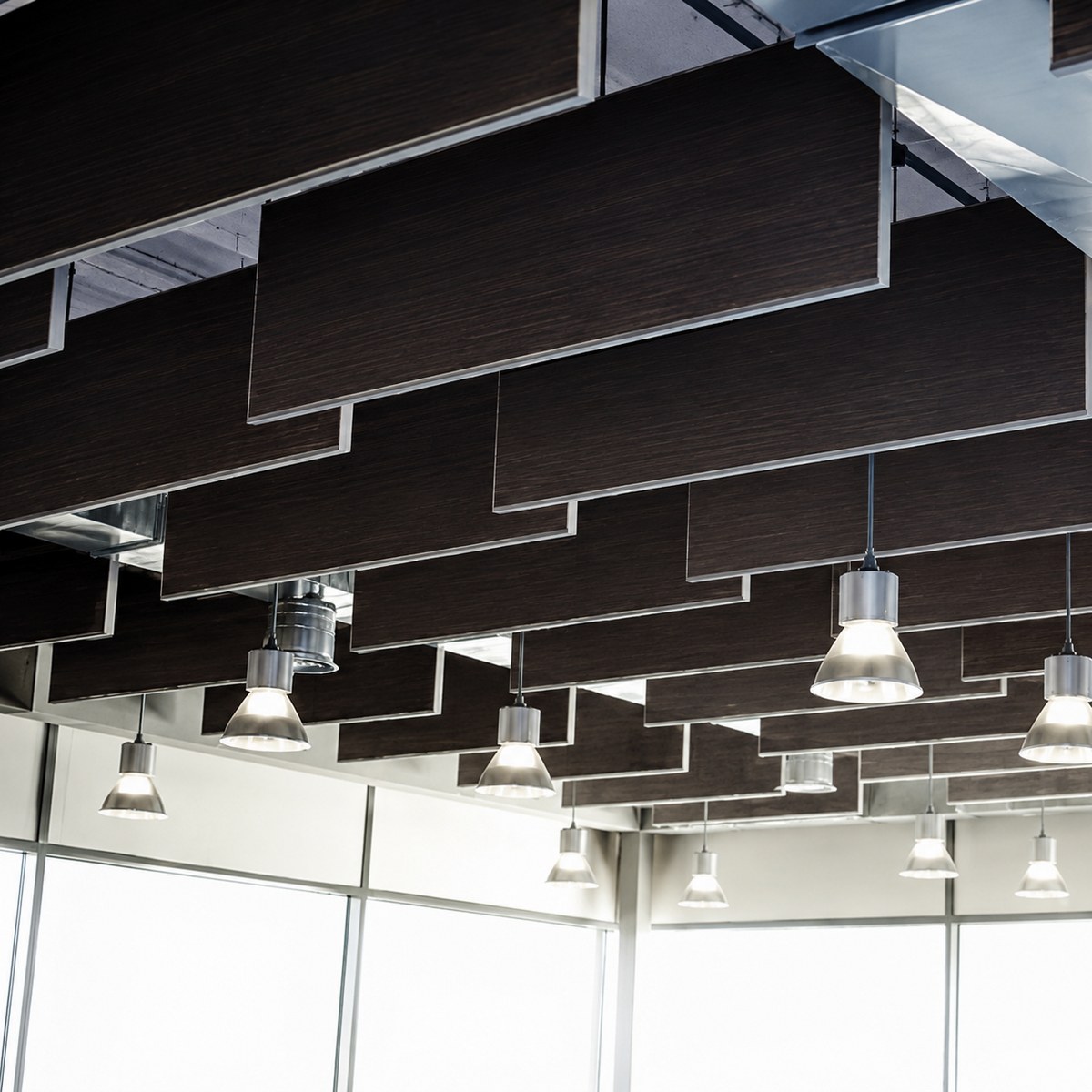 Pannello fonoassorbente sospeso in un soggiorno moderno con soffitto alto