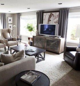 Tende acustiche fonoassorbenti in un soggiorno luminoso per filtrare il rumore esterno