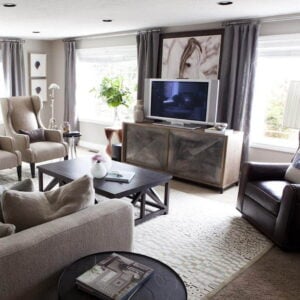 Tende acustiche fonoassorbenti in un soggiorno luminoso per filtrare il rumore esterno