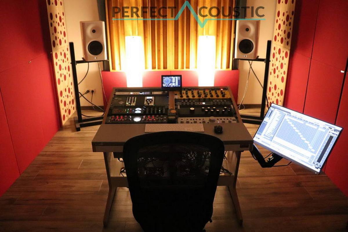 Un piccolo ma fantastico studio domestico con ottime idee per pannelli acustici