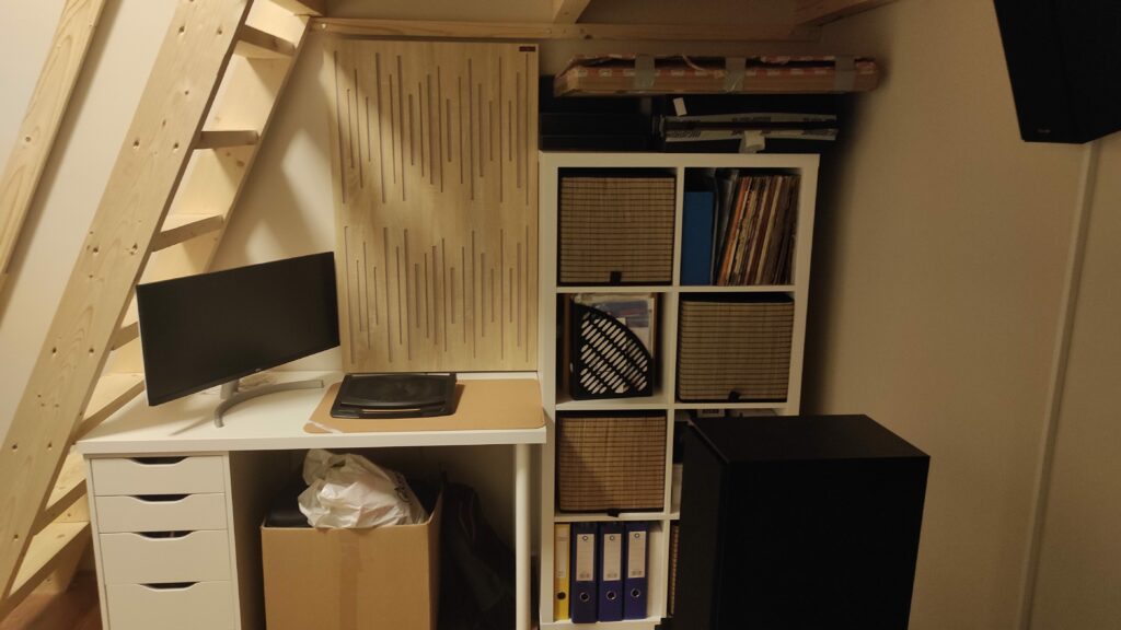 Varnour ad azione doppia in una postazione home office con computer, dove la parete acquista più carattere senza sembrare tecnica