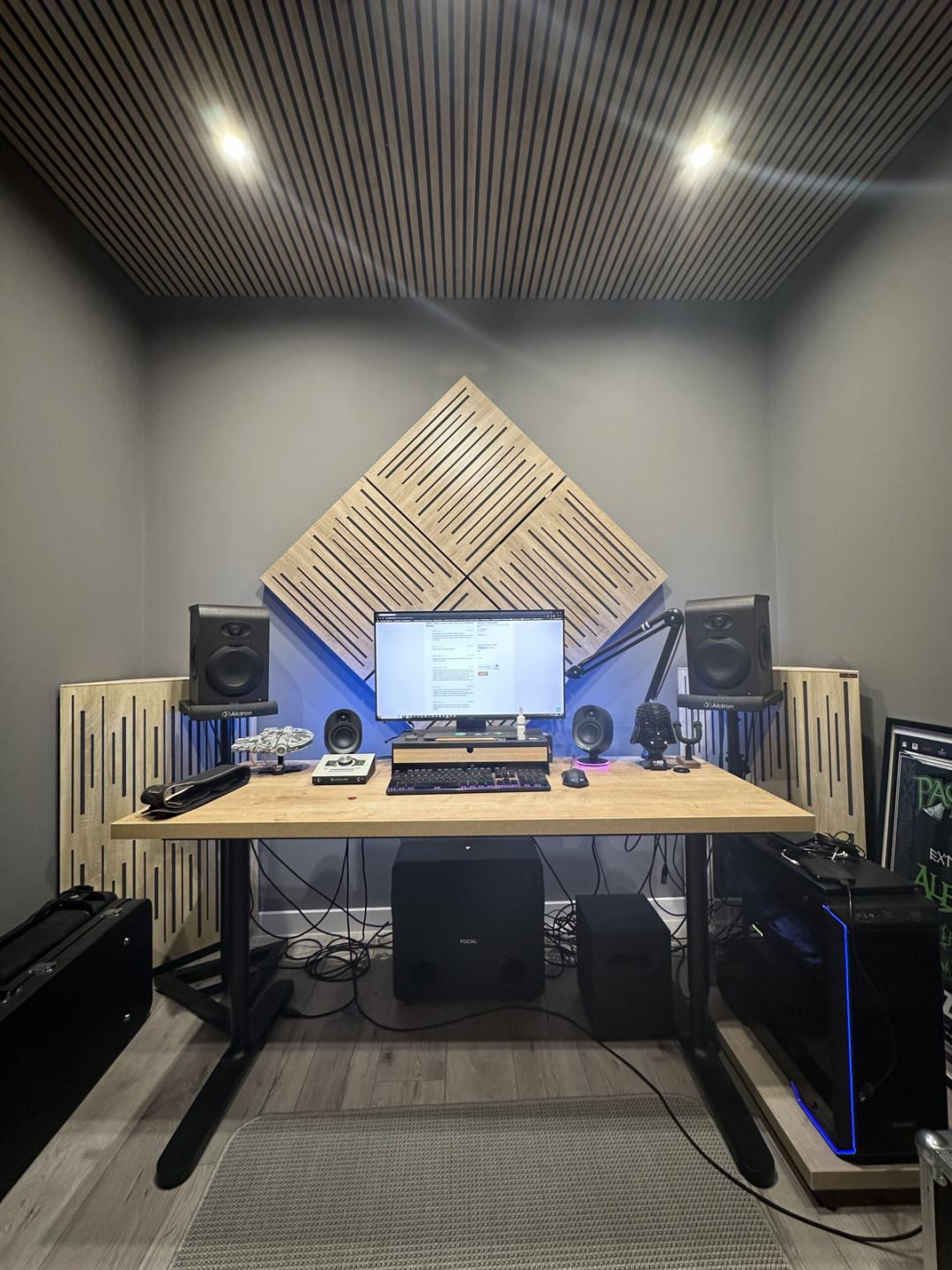 Varnour ad azione doppia in una sala mastering, con design geometrico e presenza visiva discreta