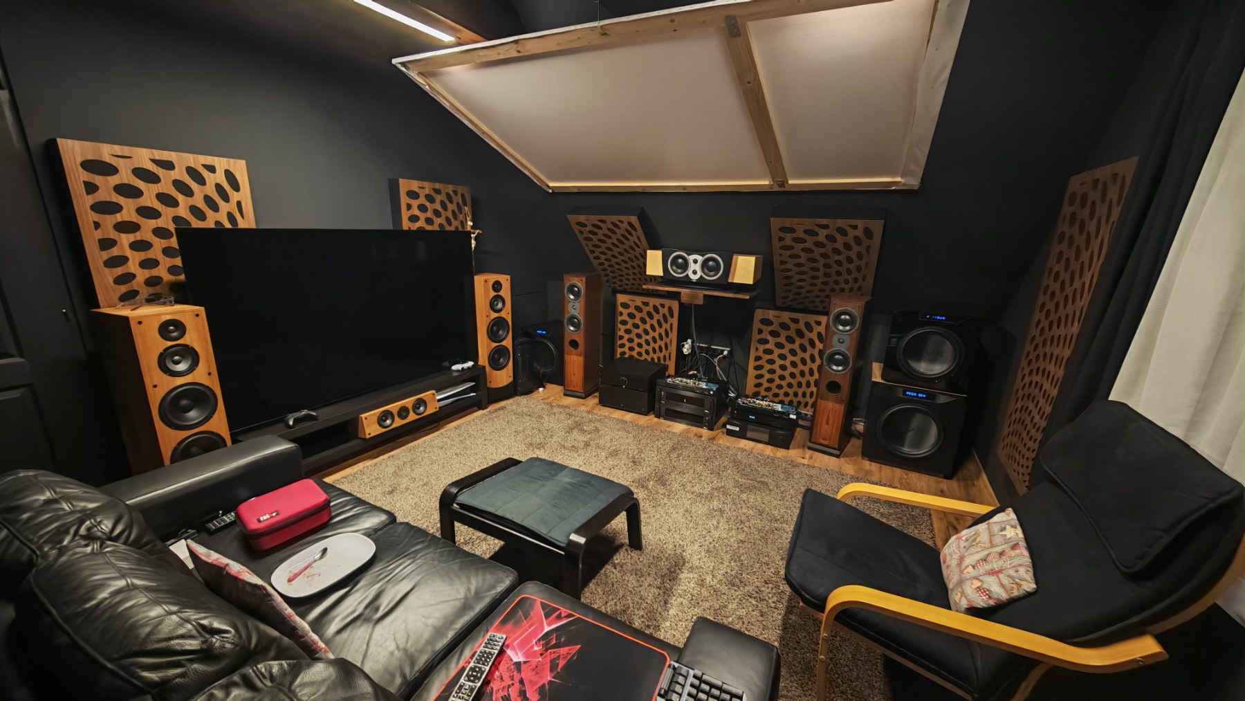 Varnour componibile dietro un impianto hi-fi, con elementi disposti in una composizione personalizzata