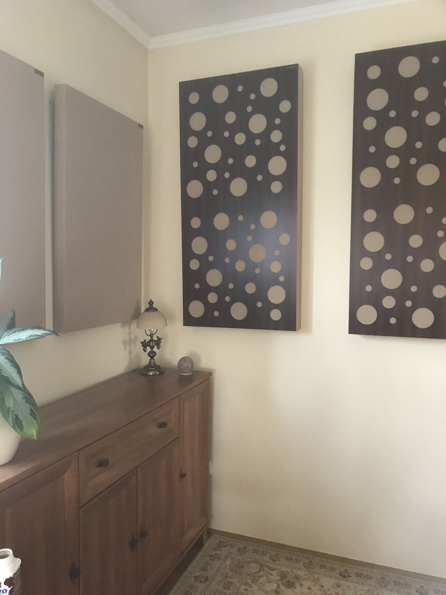 Varnour componibile in un ambiente moderno, con moduli personalizzabili per creare una parete su misura
