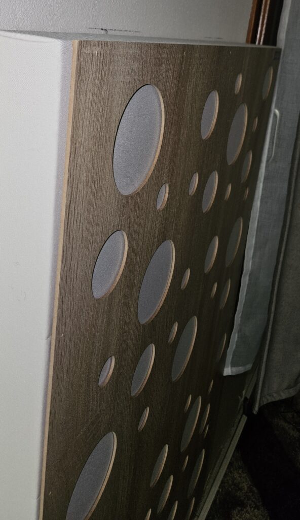 Varnour con diffusore in una gamer room con doppio monitor e luci RGB