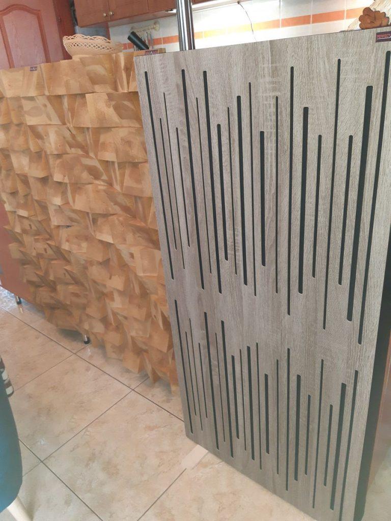 Varnour con diffusore in una sala da pranzo con tavolo in legno e luce calda
