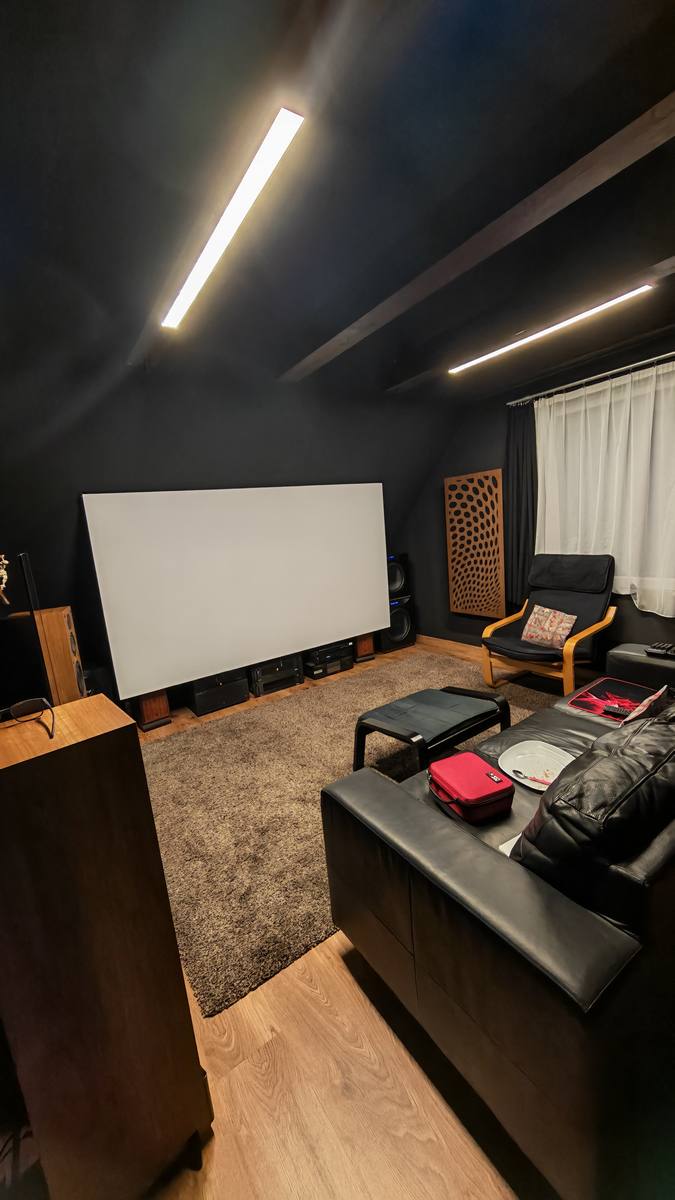 Varnour in una stanza hi-fi minimalista, con il pannello utilizzato come punto focale della parete