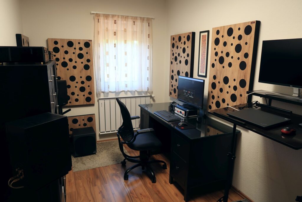 Varnour in uno studio di registrazione domestico, disposto in coppia per creare una composizione simmetrica