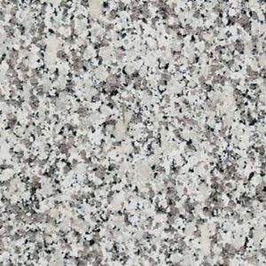 Dettaglio di una lastra in vero granito Bianco Sardo con fondo chiaro, puntinatura grigia e nera e struttura granulare uniforme.