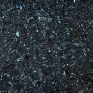 Lastra in vero granito Blue Pearl vista in primo piano, con superficie scura dai riflessi blu-grigio e cristalli minerali iridescenti ben visibili.