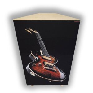 Bass trap angolare dalla forma trapezoidale con stampa frontale personalizzata raffigurante una chitarra elettrica, pannello frontale nero e piano superiore in legno chiaro.