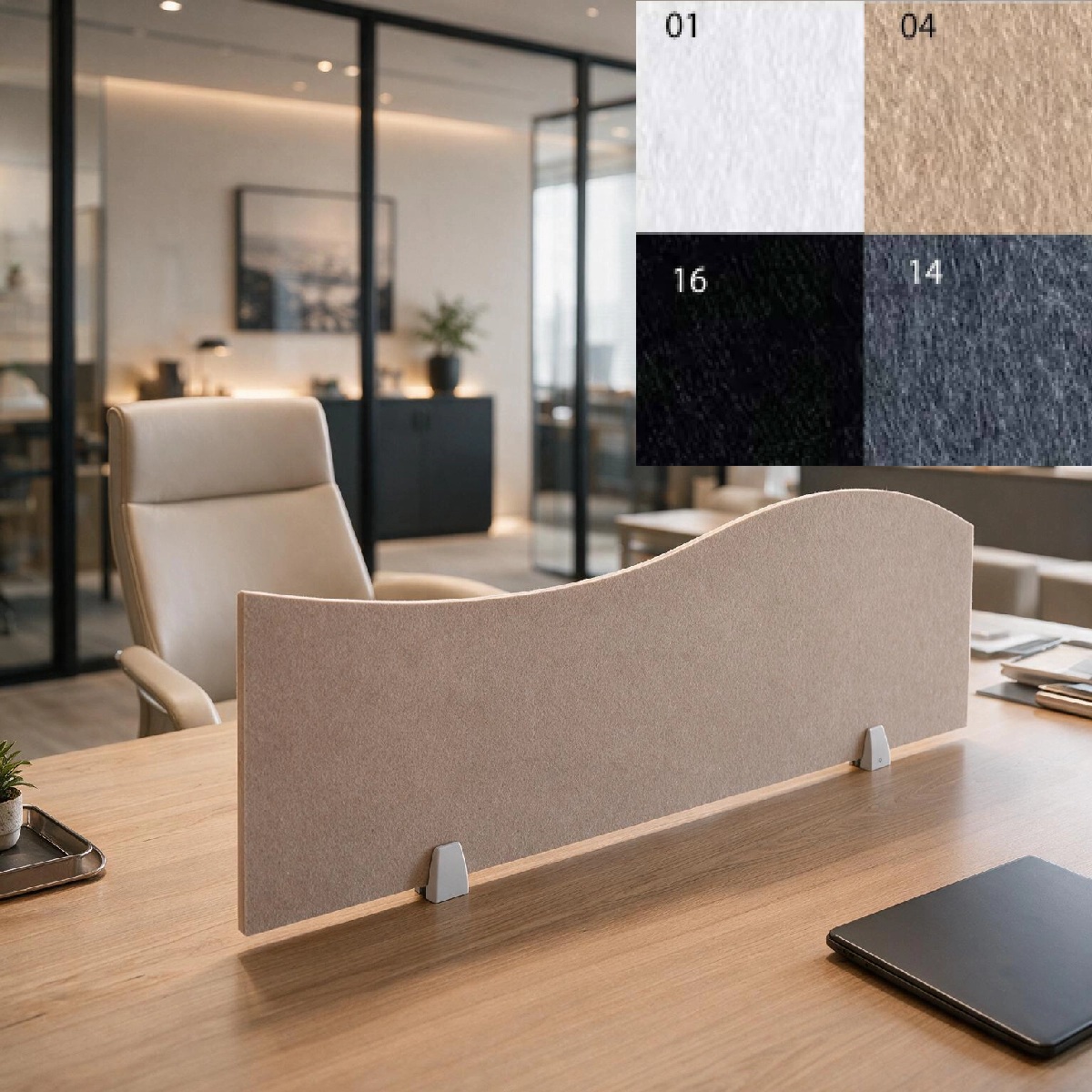 Bilnora schermo acustico Onda 1 beige su scrivania in ufficio, con campioni colore 01, 04, 16 e 14.