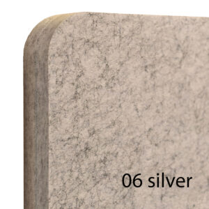 Primo piano dell’angolo arrotondato di un divisorio Bilnora in feltro Silver, con superficie fibrosa chiara, leggere variazioni cromatiche e spessore visibile.