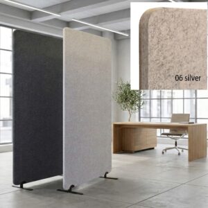 Due divisori Bilnora in feltro Dark Grey e Silver in un ufficio moderno, con riquadro ingrandito che mostra la superficie fibrosa e l’angolo arrotondato della variante Silver.