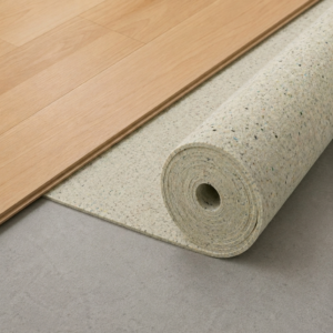 elitexa-sottofondo-pavimenti-laminato-installazione Sottofondo Elitexa per pavimenti e tappeti srotolato sotto un pavimento laminato, con struttura compatta e puntinata chiaramente visibile.