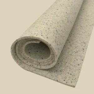Rotolo di sottofondo Elitexa per pavimenti e tappeti parzialmente srotolato, con superficie chiara e struttura fibrosa punteggiata da piccole inclusioni colorate.
