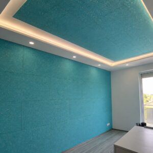 elitexa-spugna-200kg-m3-rivestimento-parete-soffitto-turchese Stanza moderna con pannelli Elitexa da 200 kg/m³ applicati sulla parete e sul soffitto in colore turchese.