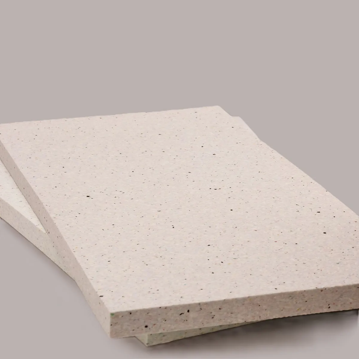 Dettaglio di pannelli Elitexa da 200 kg/m³ sovrapposti in differenti spessori, con bordi e struttura interna del materiale chiaramente visibili.