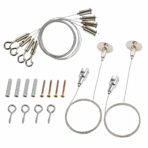 Due kit di sospensione per pannelli acustici su sfondo chiaro: versione orizzontale e versione verticale, con cavi in acciaio e relativi accessori di montaggio.