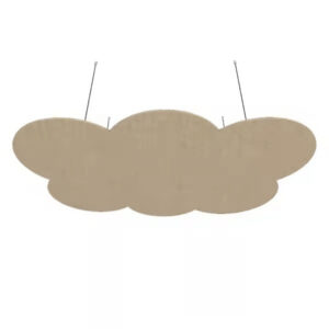 gancio-da-soffitto-per-pannelli-acustici-pannello-pet-feltro-sospeso Pannello acustico in PET feltro beige sospeso al soffitto con cavi sottili in acciaio, mostrato già installato per evidenziare il sistema di fissaggio.